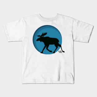 Moose on the run in Finland Kids T-Shirt